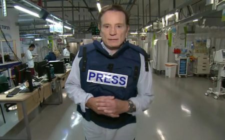 Roberto Cabrini enfrenta perrengue em Israel e precisa encerrar entrevista às pressas