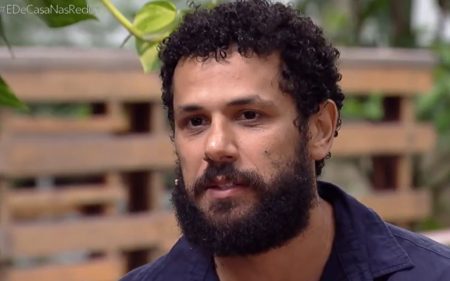 No ar em Terra e Paixão, Amaury Lorenzo expõe problema com tapa sexo: “Negócio pequeno”