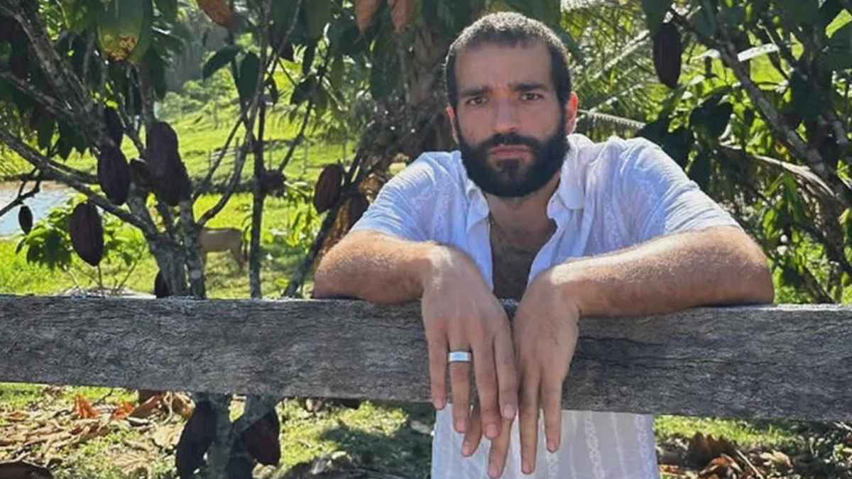Humberto Carrão surge em clique sensual nos bastidores de Renascer