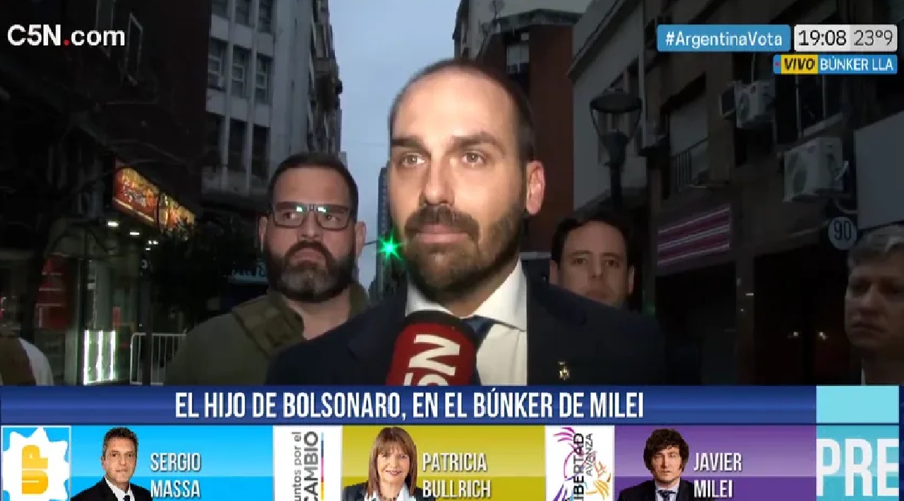 Eduardo Bolsonaro defende armas ao vivo em TV argentina, é cortado e leva dura de jornalistas