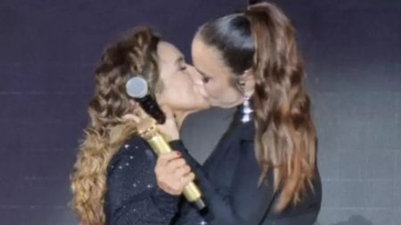 Ivete Sangalo se pronuncia após polemizar por beijar Daniela Mercury