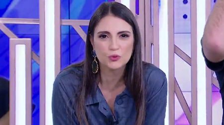 Chris Flores é surpreendida por aparição rara do filho e chora muito no SBT