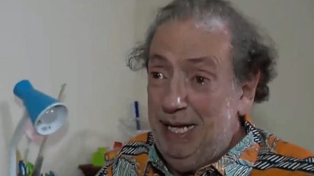 Eterno Beiçola, Marcos Oliveira consegue trabalho após implorar ajuda e mostra tudo