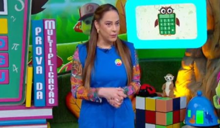 Silvia Abravanel faz confusão no “Dia da Flor” e acaba divulgando novela da Globo no SBT