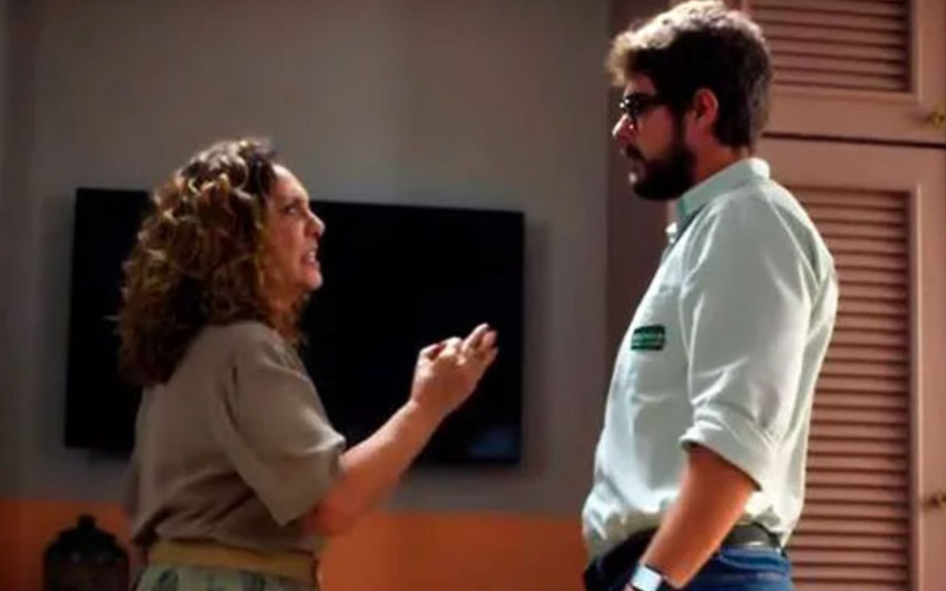 Agatha (Eliane Giardini) e Hélio (Rafael Vitti) em Terra e Paixão