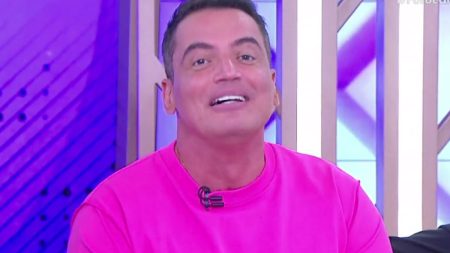 Em crise, Fofocalizando passa por mudança e volta com sofá; Leo Dias fala palavrão ao vivo