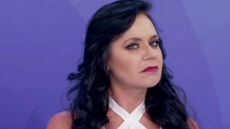 Na mira de Daniela Beyruti, Flor vai até Silvio Santos implorar para não perder o emprego