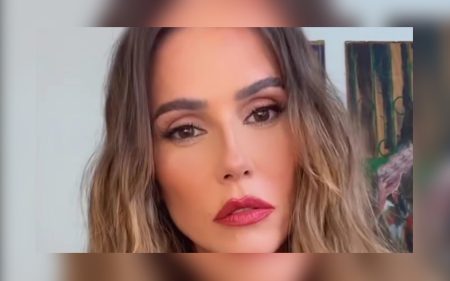 Deborah Secco brinca com look e rouba a cena ao surgir no Prêmio Multishow