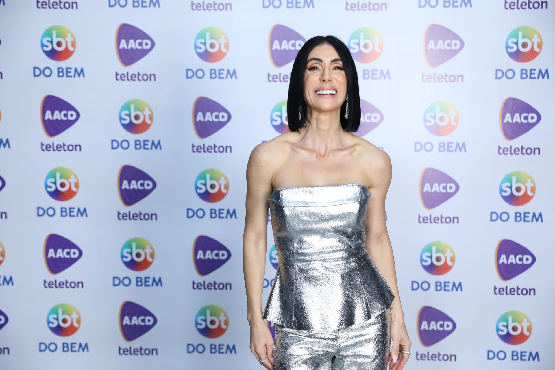 Fora da Globo, Michelle Barros incorpora espírito do SBT e dubla Cher no Teleton