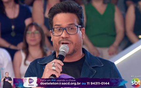 Apresentador do SBT se emociona ao fazer homenagem para Hebe Camargo no Teleton