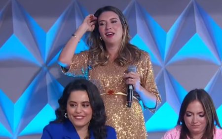 Rebeca Abravanel surpreende ao fazer chá revelação no palco do Teleton