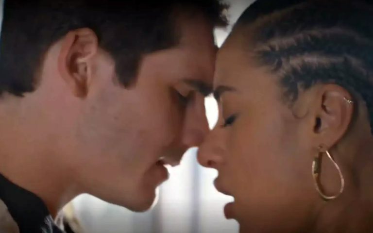 Diego (Nicolas Prattes) e Joy (Yara Charry) em Todas as Flores