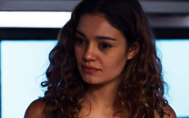 Maíra (Sophie Charlotte) em Todas as Flores