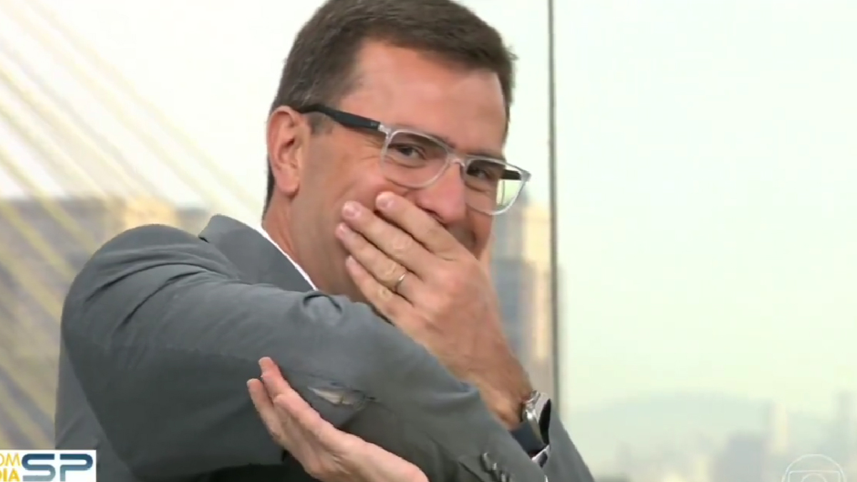 Rodrigo Bocardi rasga o terno e vira piada ao vivo em telejornal da Globo