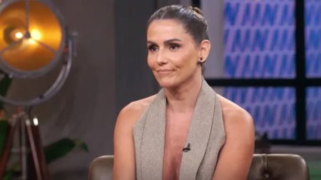 Deborah Secco expõe a Pedro Bial trauma após morte da irmã