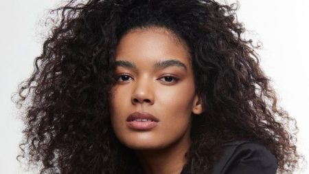 Atriz de Elas por Elas celebra representatividade na trama: “Voz de meninas negras”
