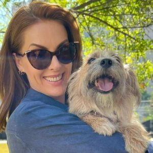 Após revelação, Ana Hickmann surge com cão que a salvou e presta homenagem