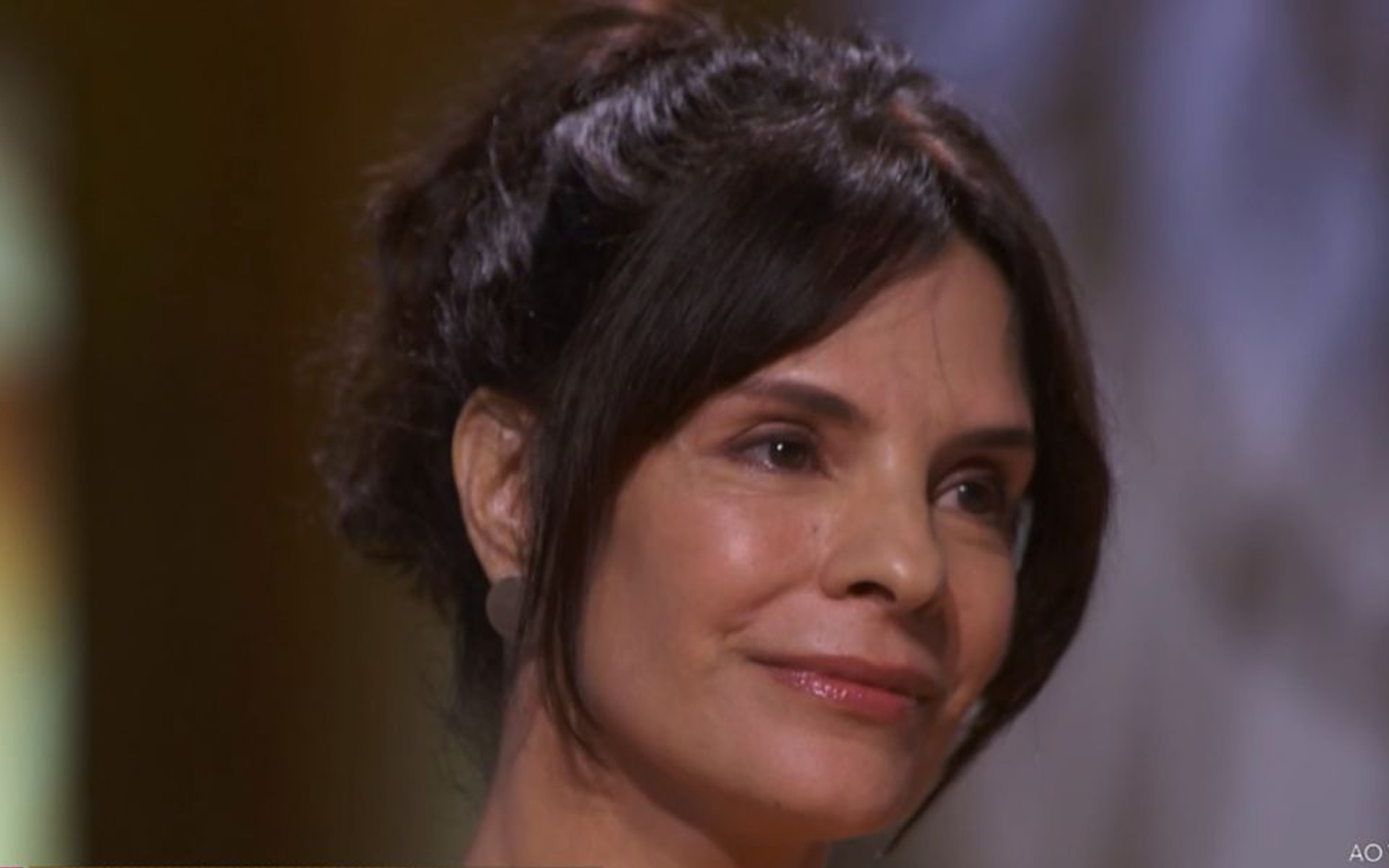 Longe das novelas há 9 anos, Helena Ranaldi faz rara aparição na Globo e chora ao vivo