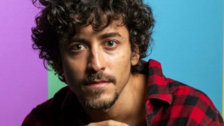 Jesuíta Barbosa é escalado para viver Ney Matogrosso em filme