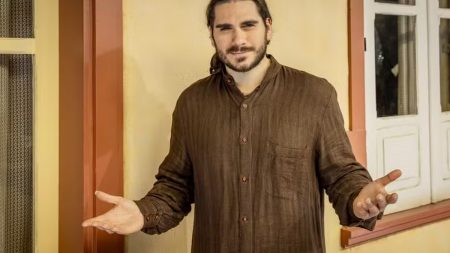 Gabriel Sater expõe cena forte de Renascer e fala sobre dividir papel com o pai