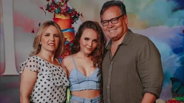 Larissa Manoela com os pais