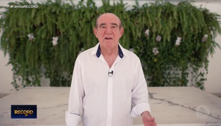 Esquecido pela Globo, Renato Aragão aparece em especial da Record, comemora e surpreende com presente