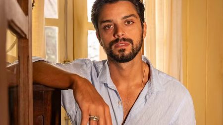Globo revela imagens inéditas de Rodrigo Simas como o filho esquecido do protagonista de Renascer