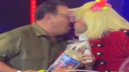 Alvo de denúncia de homofobia, Ratinho se revolta após selinho roubado de Tirullipa