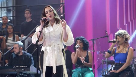 Filha de Faustão estreia como cantora no Altas Horas e surpreende