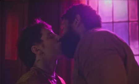 Após beijo de ‘Kelmiro’, ator revela promessa feita por Walcyr Carrasco: “Mestre”