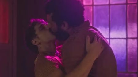 Diretor de Terra e Paixão revela o que rolou por trás do beijo de Kelvin e Ramiro