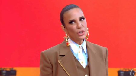 Ivete Sangalo é surpreendida pela família na Globo antes de extinção de programa