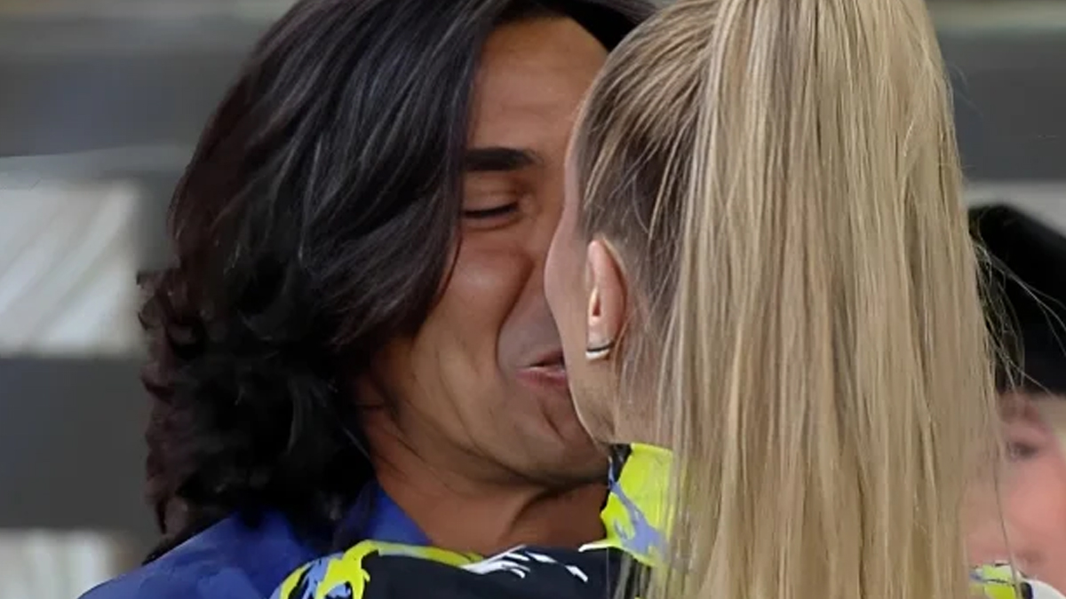 André Gonçalves beija Danielle Winits
