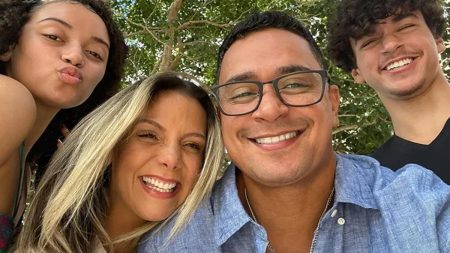 Após polêmicas, Carla Perez e Xanddy recebem namorada da filha em noite de Natal