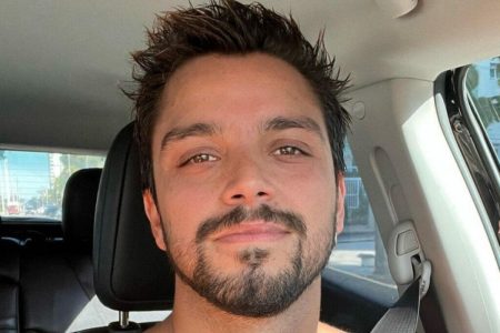 Rodrigo Simas assume demora para entender sexualidade e comenta preocupação com carreira