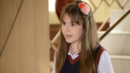 SBT ignora promessa de “ano de novidades”, anuncia reprise de As Aventuras de Poliana e mudança na grade