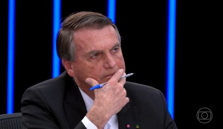 Bolsonaro pega âncora da CNN Brasil de surpresa e desafia a Globo ao vivo: “Aguardando”