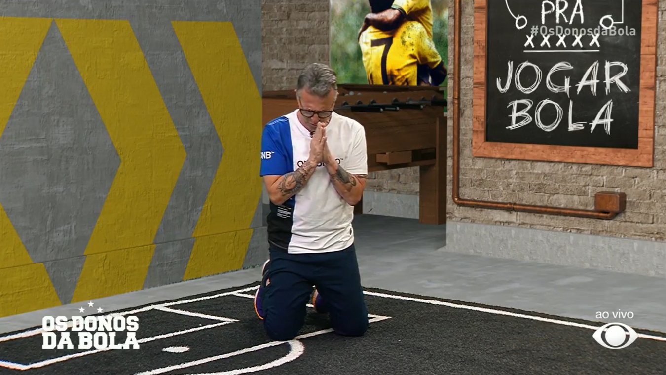 Craque Neto se ajoelha e faz oração para jogador do Corinthians fazer gol: “Pelo amor de Deus!”