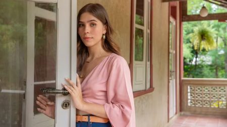 Gabriela Medeiros comemora estreia em novelas como personagens trans de Renascer