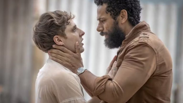 Kelvin e Ramiro se beijam em Terra e Paixão