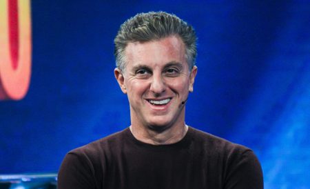 Globo prepara novo cenário para Luciano Huck enfrentar o Domingo Legal