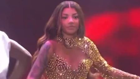 Ludmilla reage de forma inusitada ao se deparar com fã invador no palco