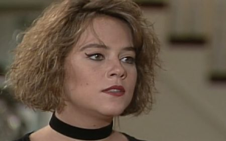 Malu enfrenta momento de mal-estar e desconfia da possibilidade de estar grávida em Mulheres de Areia
