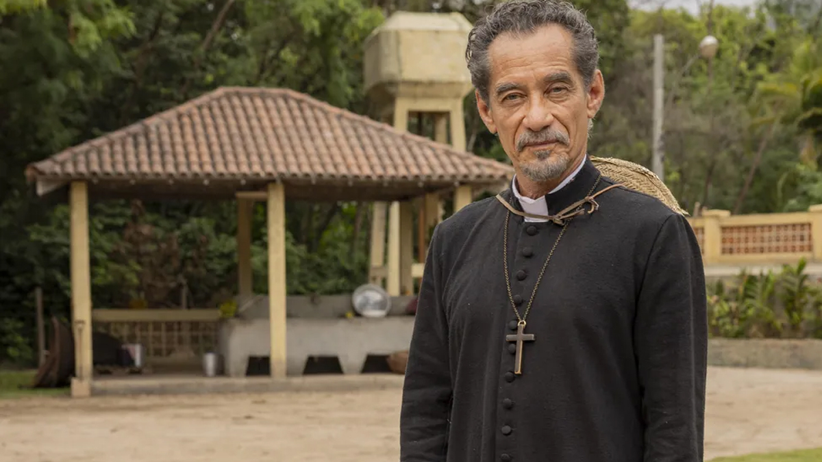 De olho em evangélicos, Globo coloca pastor e padre para serem amigos em Renascer