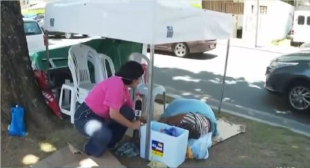 Repórter da Globo é detonada após atrapalhar sono de ambulante ao vivo