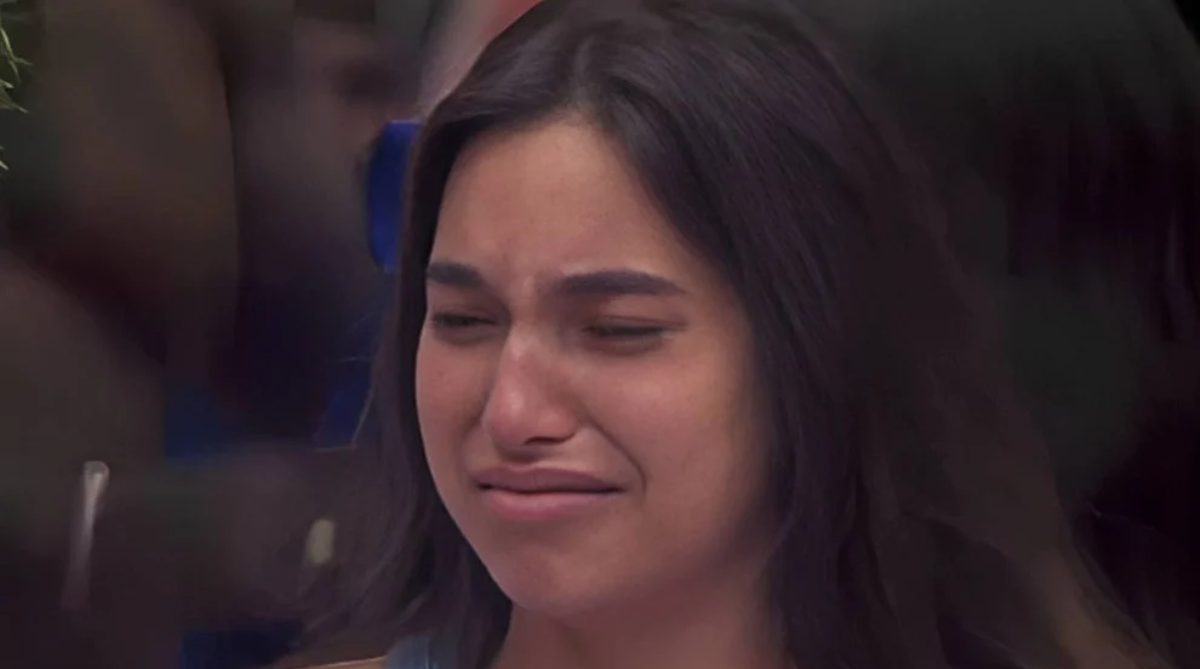 Vanessa Lopes chora após receber figurino para festa (Imagem: Reprodução/ Globo)