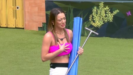 Beatriz é surpreendida pela produção do BBB 2024, recebe barraca de camelô e se emociona