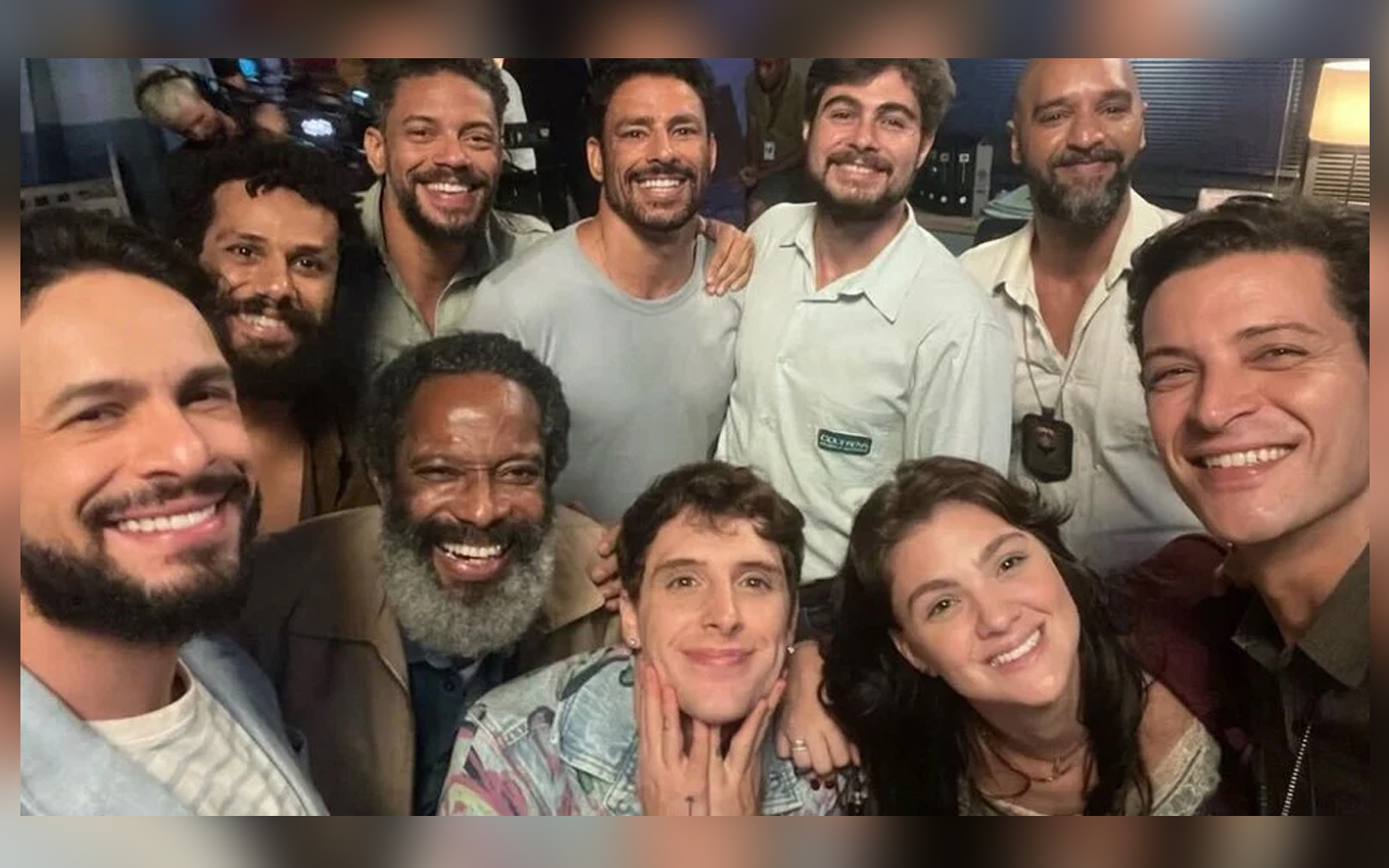 Leandro Lima se junta com parte do elenco de Terra e Paixão e começa  despedida emocionante