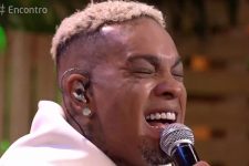 Rodriguinho canta durante o programa Encontro (Imagem: Divulgação/ Globo)