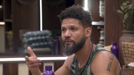 Juninho é detonado por usar gíria “tocar” em treta com Alane no BBB 2024